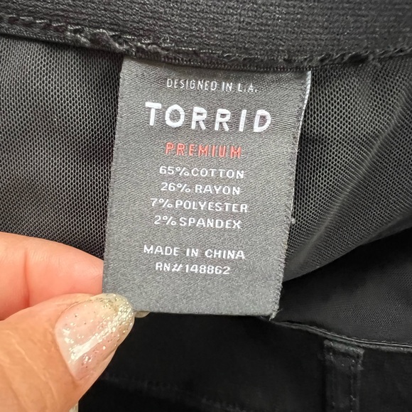 TORRID BOMBSHELL SKINNY PREMIUM STRETCH HIGH-RISE DESTRUCTED JEAN. Size 24R - Picture 10 of 11